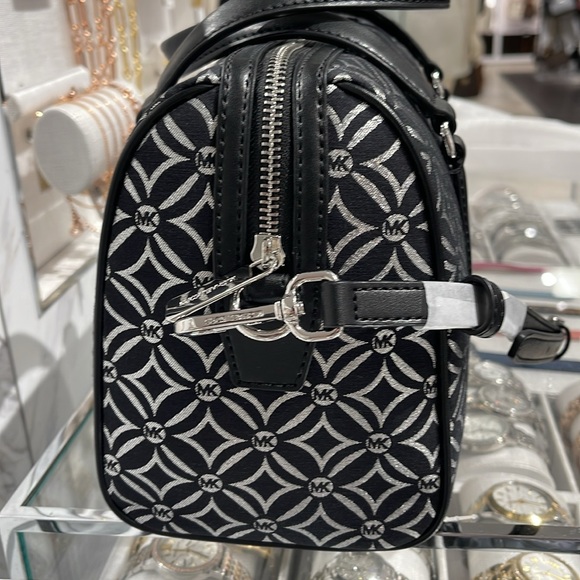 MICHAEL KORS JST TRAVEL MEDIUM DUFFLE SATCHEL SHOULDER CROSSBODY BAG MK BLACK - Picture 5 of 16